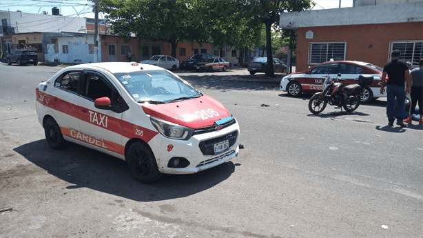 Choque entre taxi y moto deja una mujer lesionada en Cardel