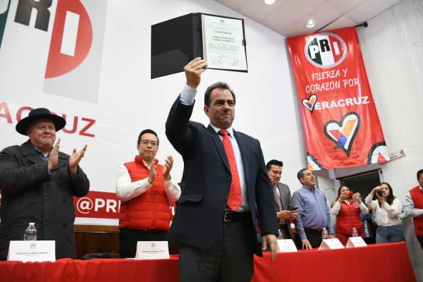 Pepe Yunes recibe constancia del PRI como candidato a gobernador