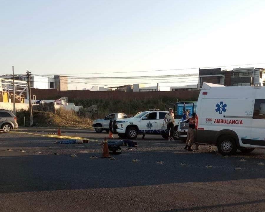 Motociclistas están graves al chocar contra una camioneta en Alvarado