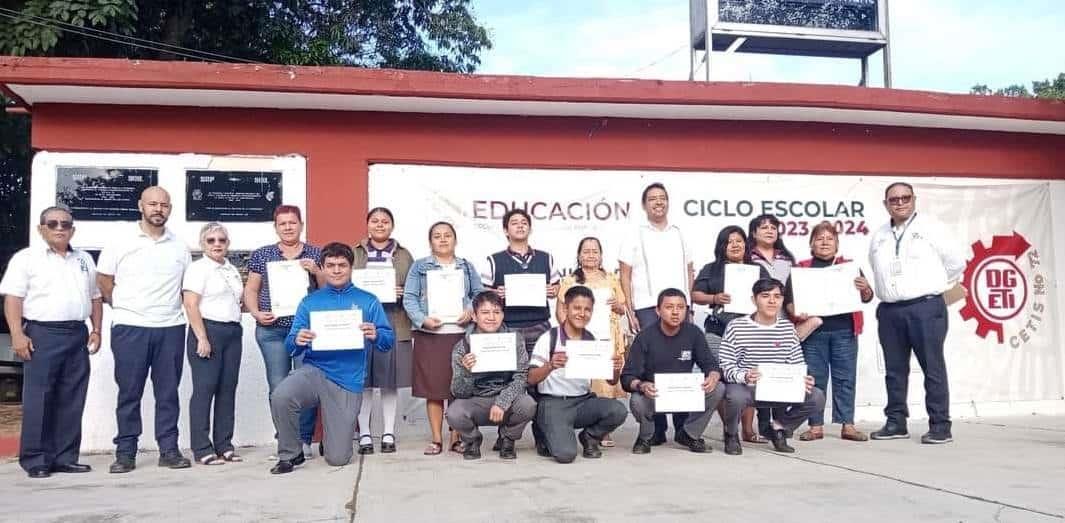 Alumnos del CETIS 72, se convirtieron en asesores para que padres de familia culminarán sus estudios