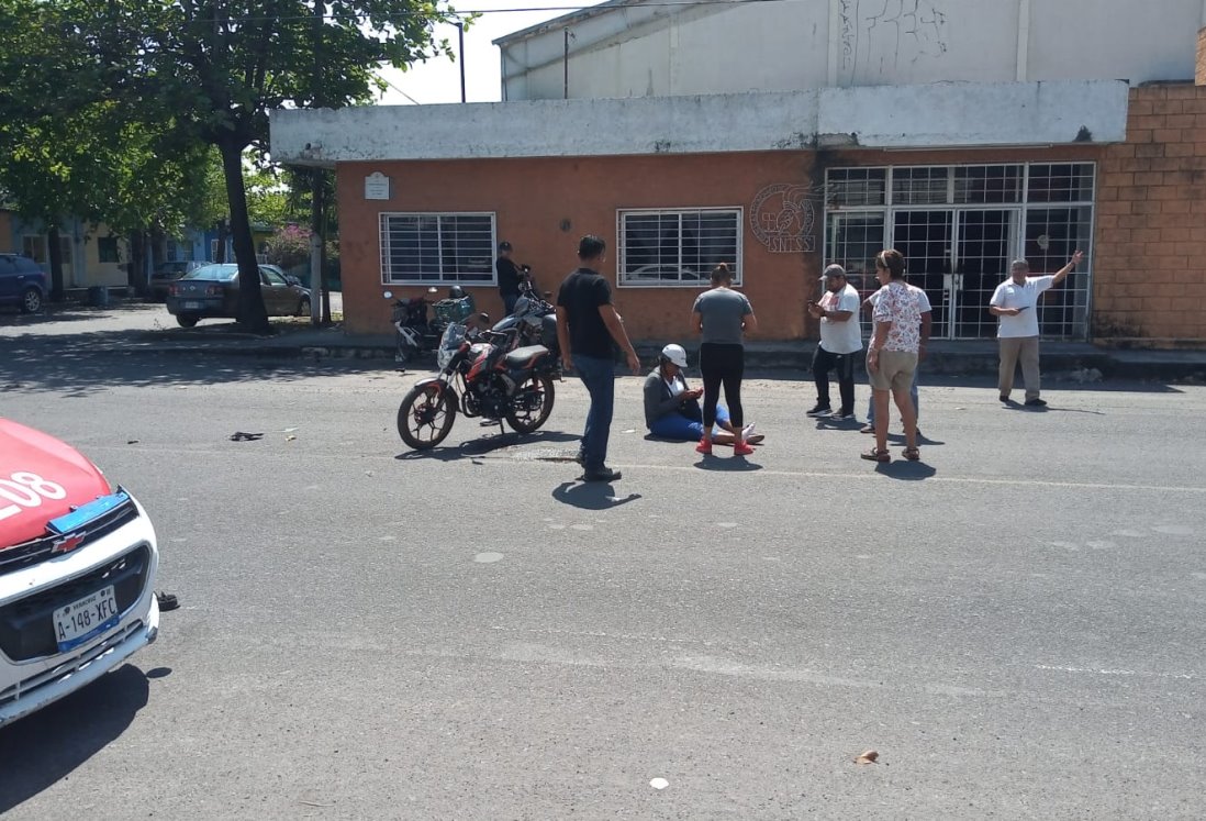 Choque entre taxi y moto deja una mujer lesionada en Cardel