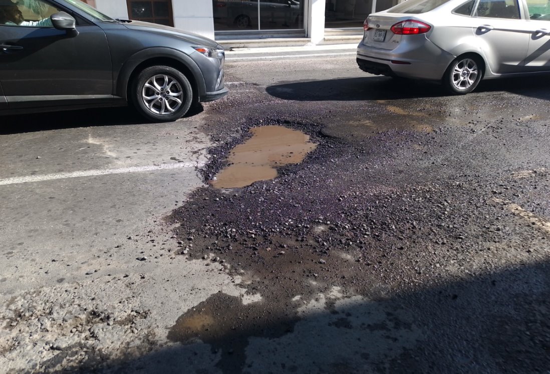 Denuncian bache en calle Aquiles Serdán en el Centro de Veracruz