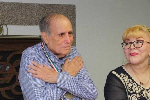 Reconocen trayectoria del Mtro. Robles por el 70 Aniversario de la FACICO UV