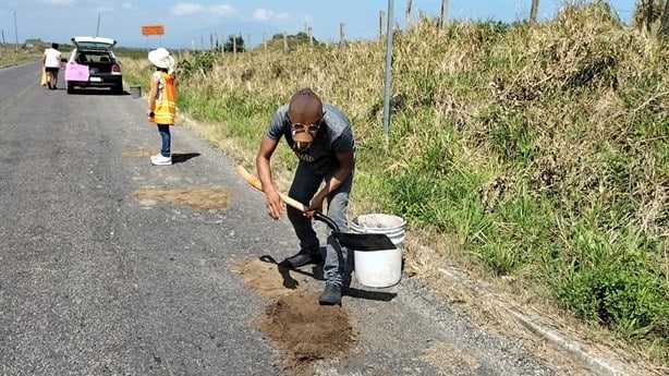 Bacheando carretera a Las Barrillas busca hacer realidad el sueño de su hija; así puedes ayudar | VIDEO