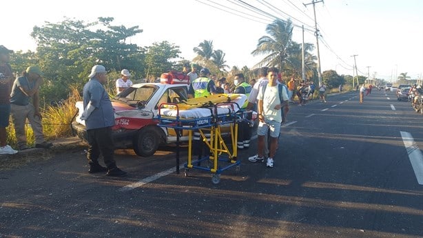 Taxista está grave; choca contra camioneta en carretera Boca del Río - Paso del Toro