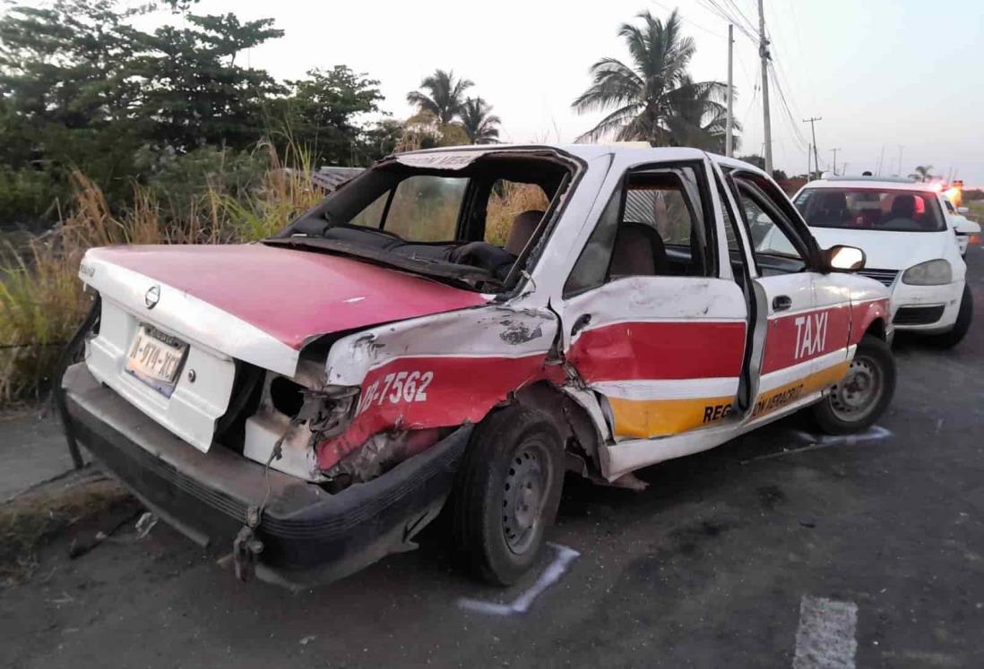 Taxista está grave; choca contra camioneta en carretera Boca del Río - Paso del Toro