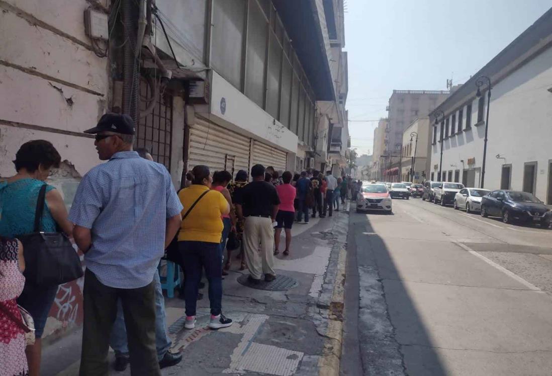 Adultos mayores acuden a cobrar su pensión del Bienestar en Veracruz