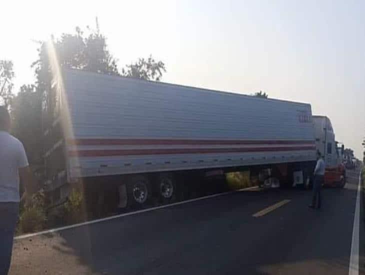 Tráiler en Nautla estuvo por volcarse en carretera federal