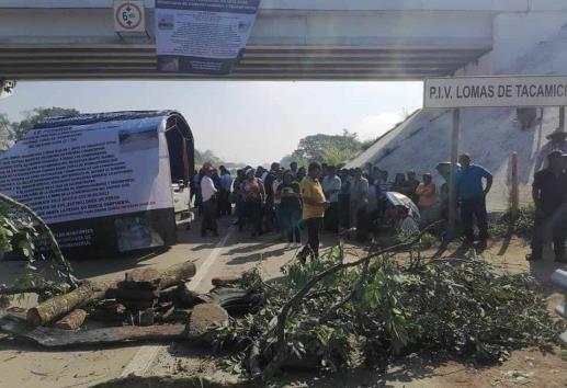 ¡Atento! Esta carretera del sur de Veracruz lleva varias horas bloqueada