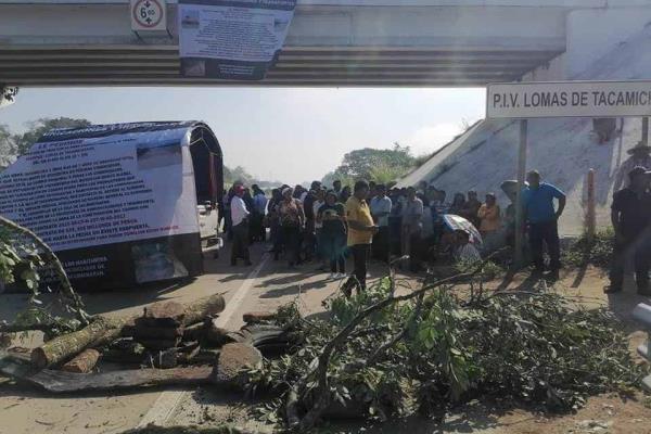 ¡Atento! Esta carretera del sur de Veracruz lleva varias horas bloqueada
