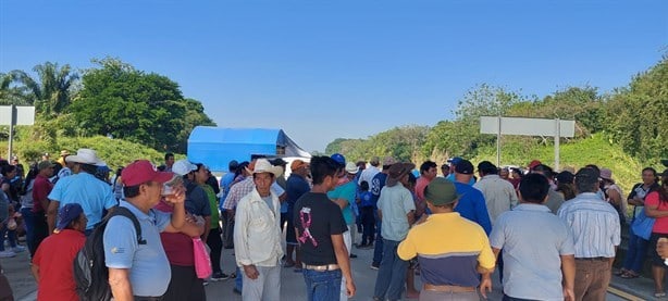 Ante falta de obras, bloquean autopista Cosoleacaque-La Tinaja ¡extrema precauciones! | VIDEO