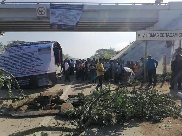 Ante falta de obras, bloquean autopista Cosoleacaque-La Tinaja ¡extrema precauciones! | VIDEO