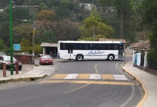 Vuelven a bloquear accesos a Zongolica; exigen caminos