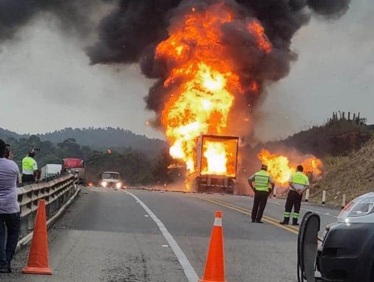 Se incendia camión en autopista Ocozocoautla-Las Choapas