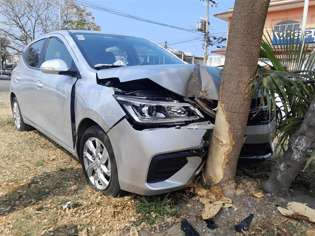 Camioneta impacta a pareja de la tercera edad en colonia Formando Hogar, Veracruz