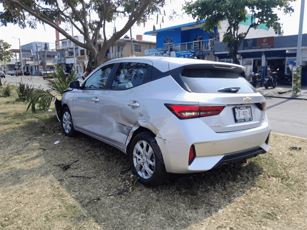 Camioneta impacta a pareja de la tercera edad en colonia Formando Hogar, Veracruz