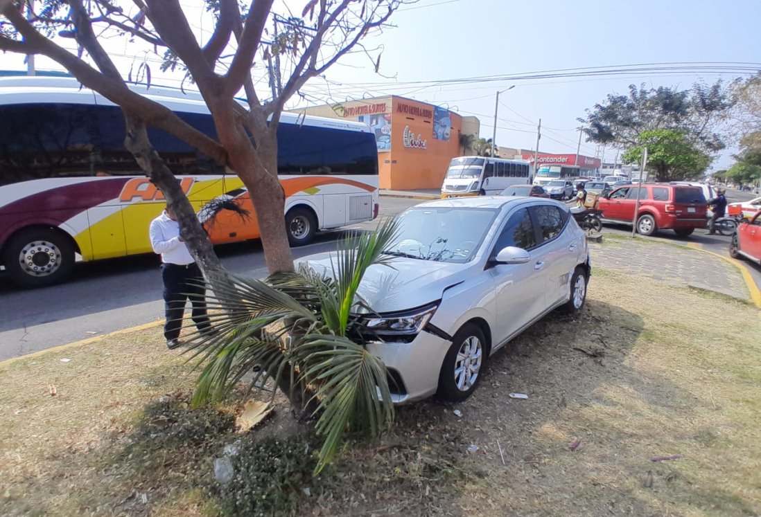 Camioneta impacta a pareja de la tercera edad en colonia Formando Hogar, Veracruz