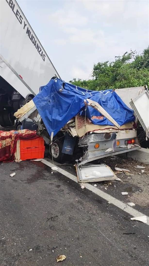 Tráiler queda colgando de un puente en carretera La Tinaja-Cosamaloapan