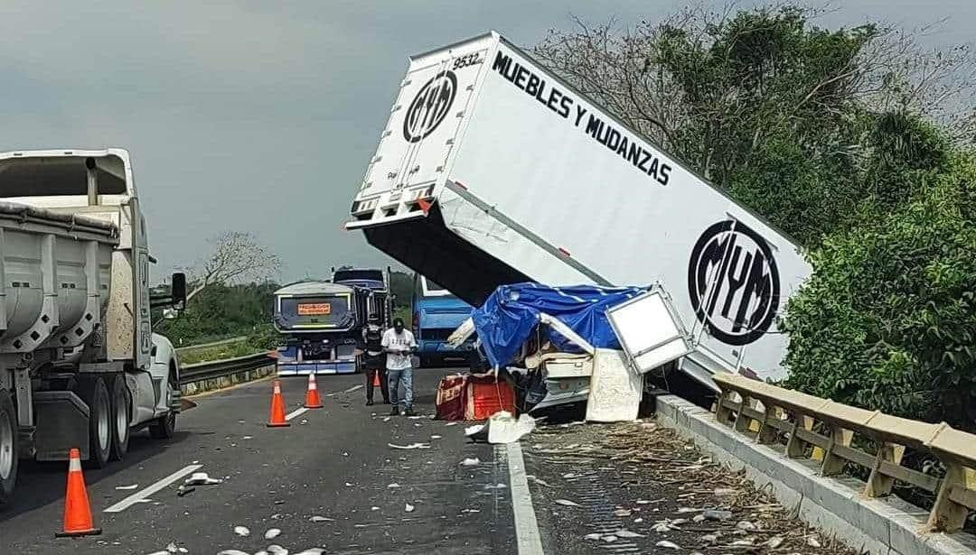 Tráiler queda colgando de un puente en carretera La Tinaja-Cosamaloapan