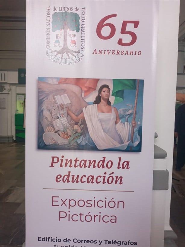 Exponen las portadas de libros antiguos de la SEP en el edificio de Telégrafos