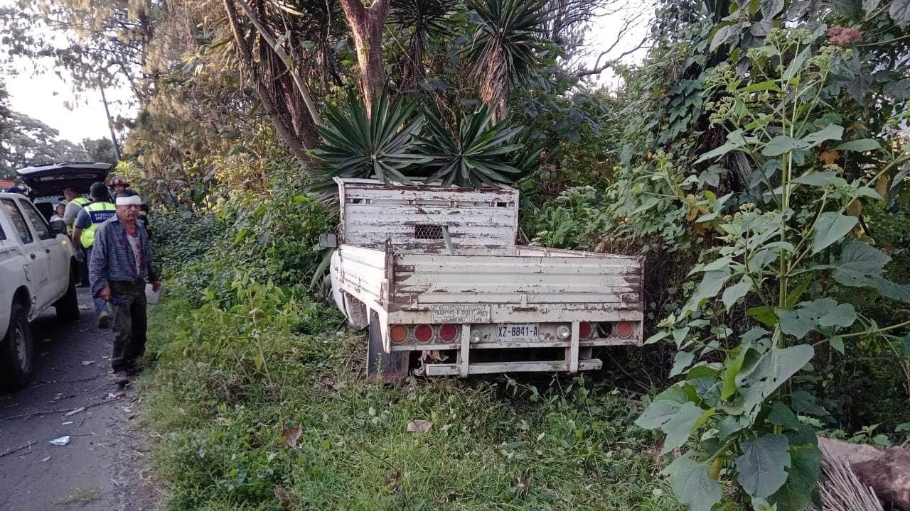 Camioneta rebasa camión de basura y chocan en Coscomatepec