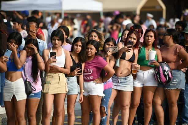 Sorprende la cantante Bellakath; llega en helicóptero a playa de Boca del Río