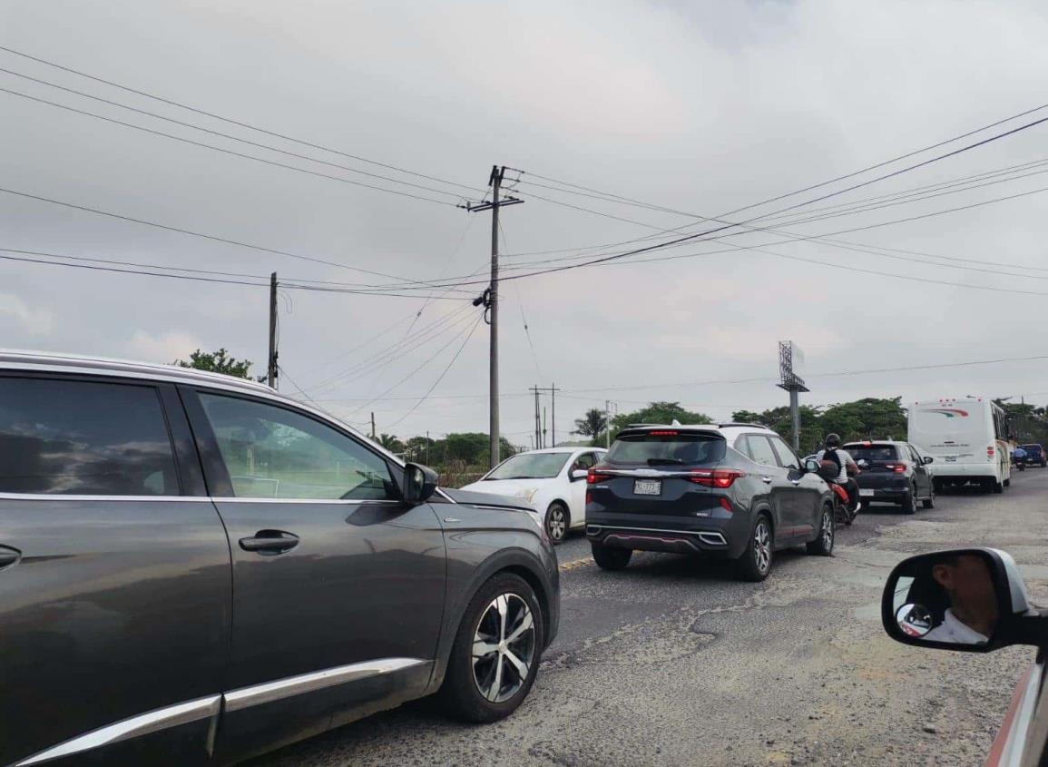 Ciudadanía se vio afectada por carga vehicular en carretera Coatzacoalcos-Villahermosa