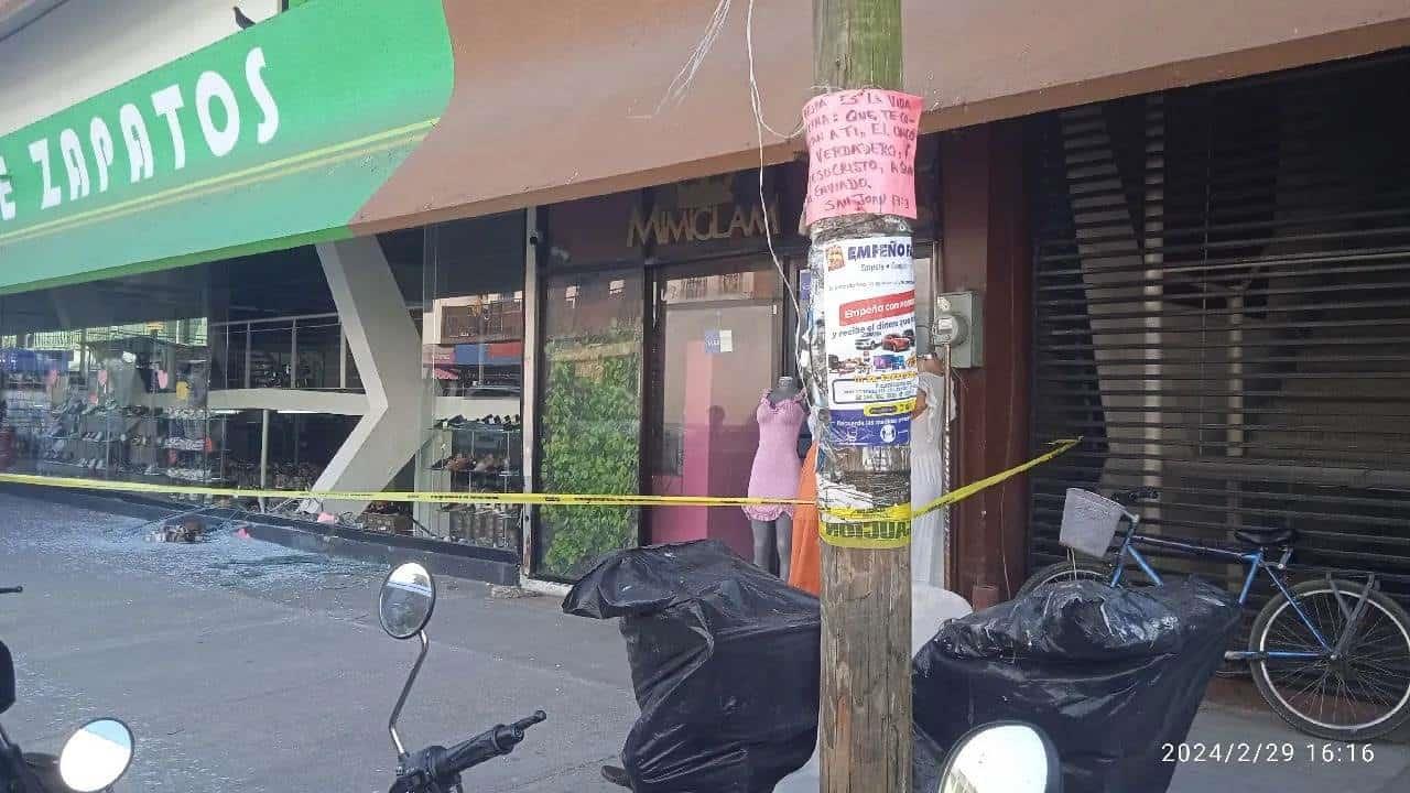 Motociclista se estrella contra ventanales de una zapatería en Cosamaloapan