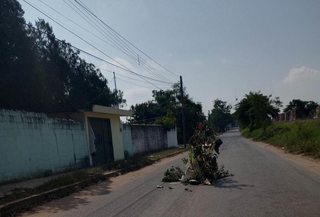 Advierten de socavón en calles céntricas de Tres Valles