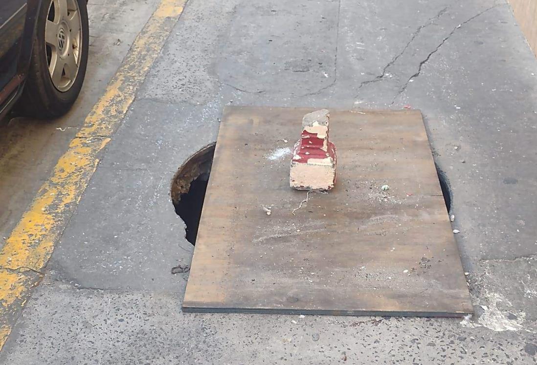 Alertan de trampa mortal en banqueta del Centro Histórico de Veracruz