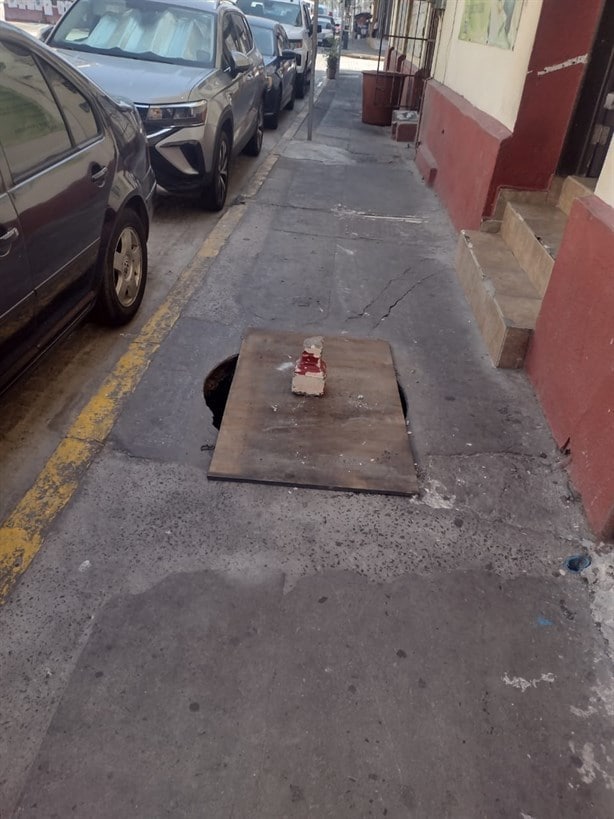 Alertan de trampa mortal en banqueta del Centro Histórico de Veracruz