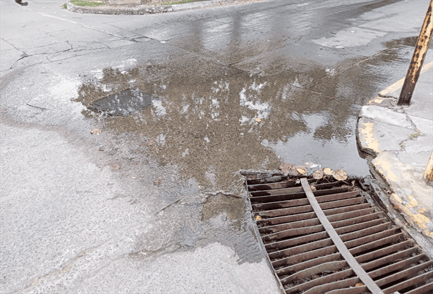 Vecinos de Puente Moreno en Medellín claman solución a fuga de agua en avenidas principales