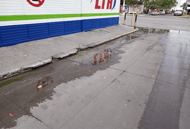 Vecinos de Puente Moreno en Medellín claman solución a fuga de agua en avenidas principales