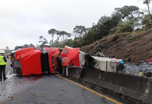 Tráiler cargado de agua embotellada volcó en el libramiento Xalapa- Perote