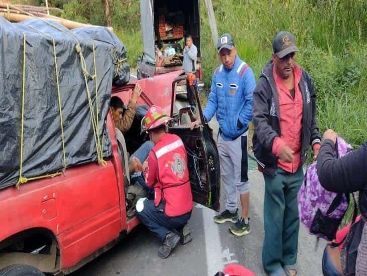 En Coscomatepec una camioneta y un automóvil chocan y dejan múltiples lesionados