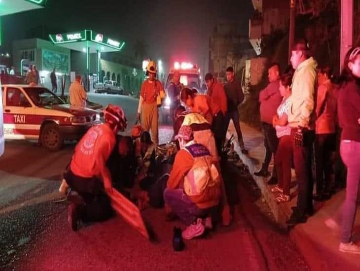 Tripulantes de una motocicleta en Coscomatepec terminan en hospital tras chocar con un taxi