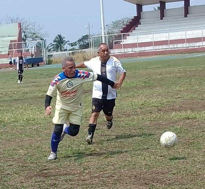 Nido Aguila goleó  a Veteranos Coatza y ya es tercero