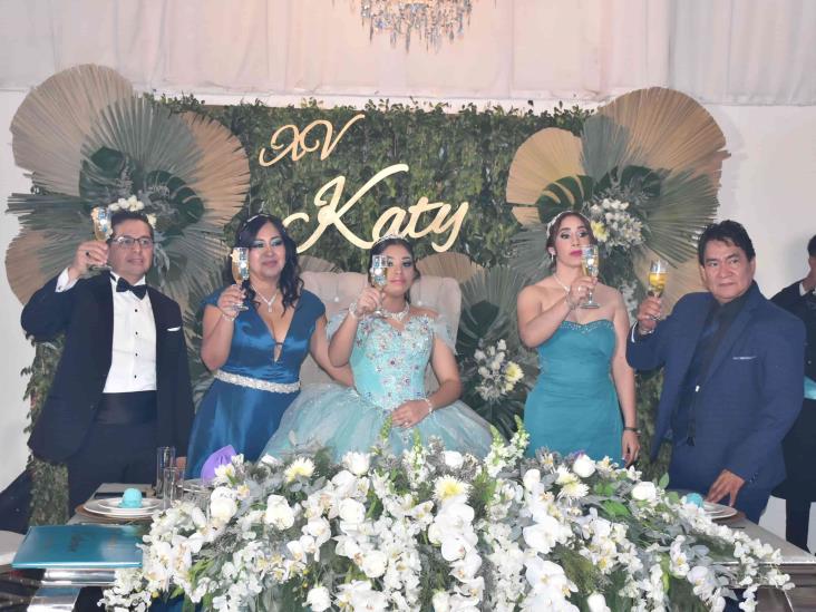 Katherine Hernández Flores disfruta fiesta de XV años