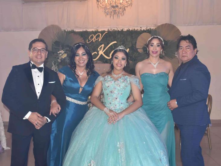 Katherine Hernández Flores disfruta fiesta de XV años