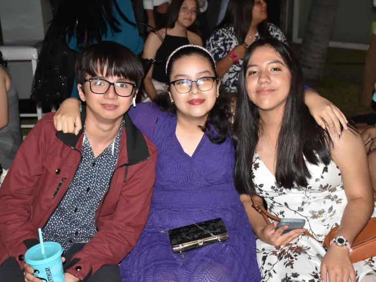 Katherine Hernández Flores disfruta fiesta de XV años