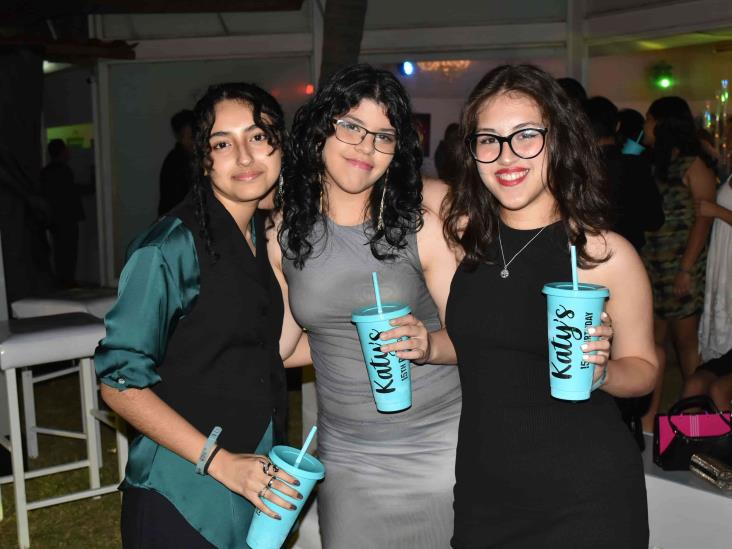 Katherine Hernández Flores disfruta fiesta de XV años