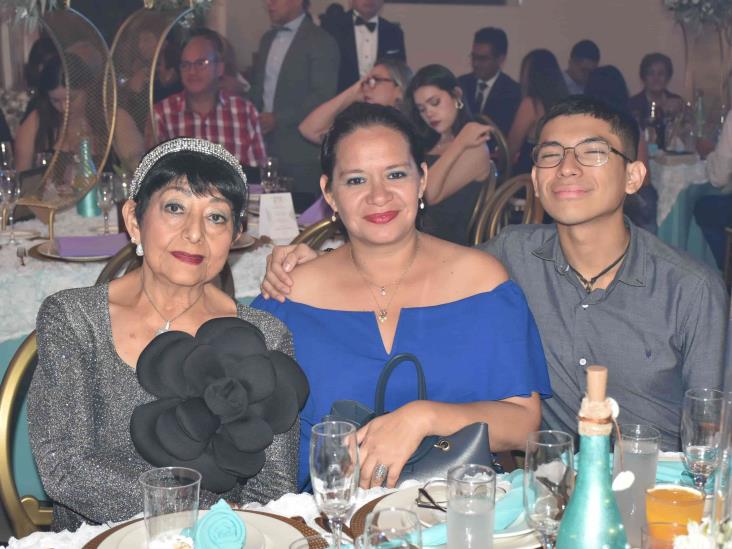 Katherine Hernández Flores disfruta fiesta de XV años