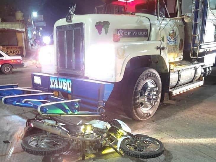 Motociclista termina lesionado tras chocar contra un camión tortón en Minatitlán