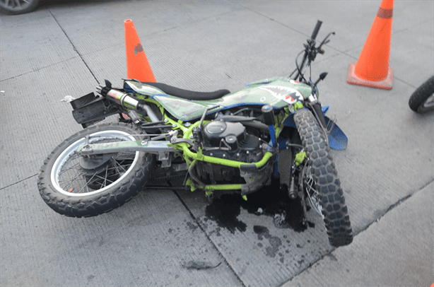 Joven motociclista fracturado tras choque contra camioneta en Boca del Río