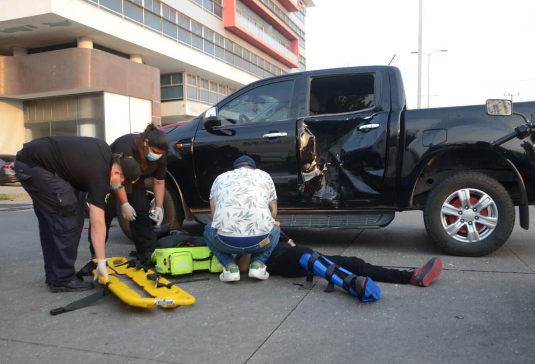 Joven motociclista fracturado tras choque contra camioneta en Boca del Río