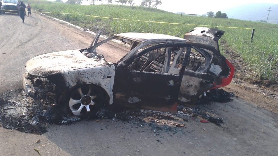 Aparecen vehículos calcinados en camino rural de Tierra Blanca