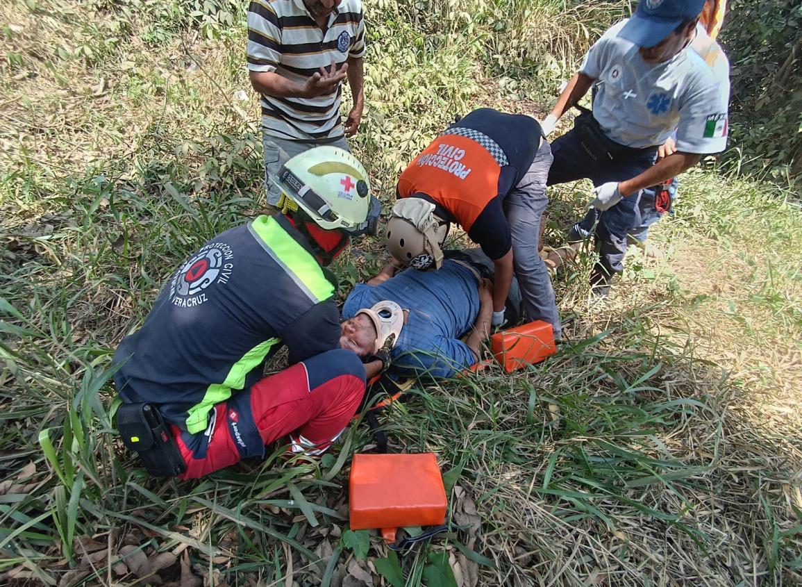 Cae campesino debajo del puente Ozuluapan en zona rural de Acayucan | VIDEO