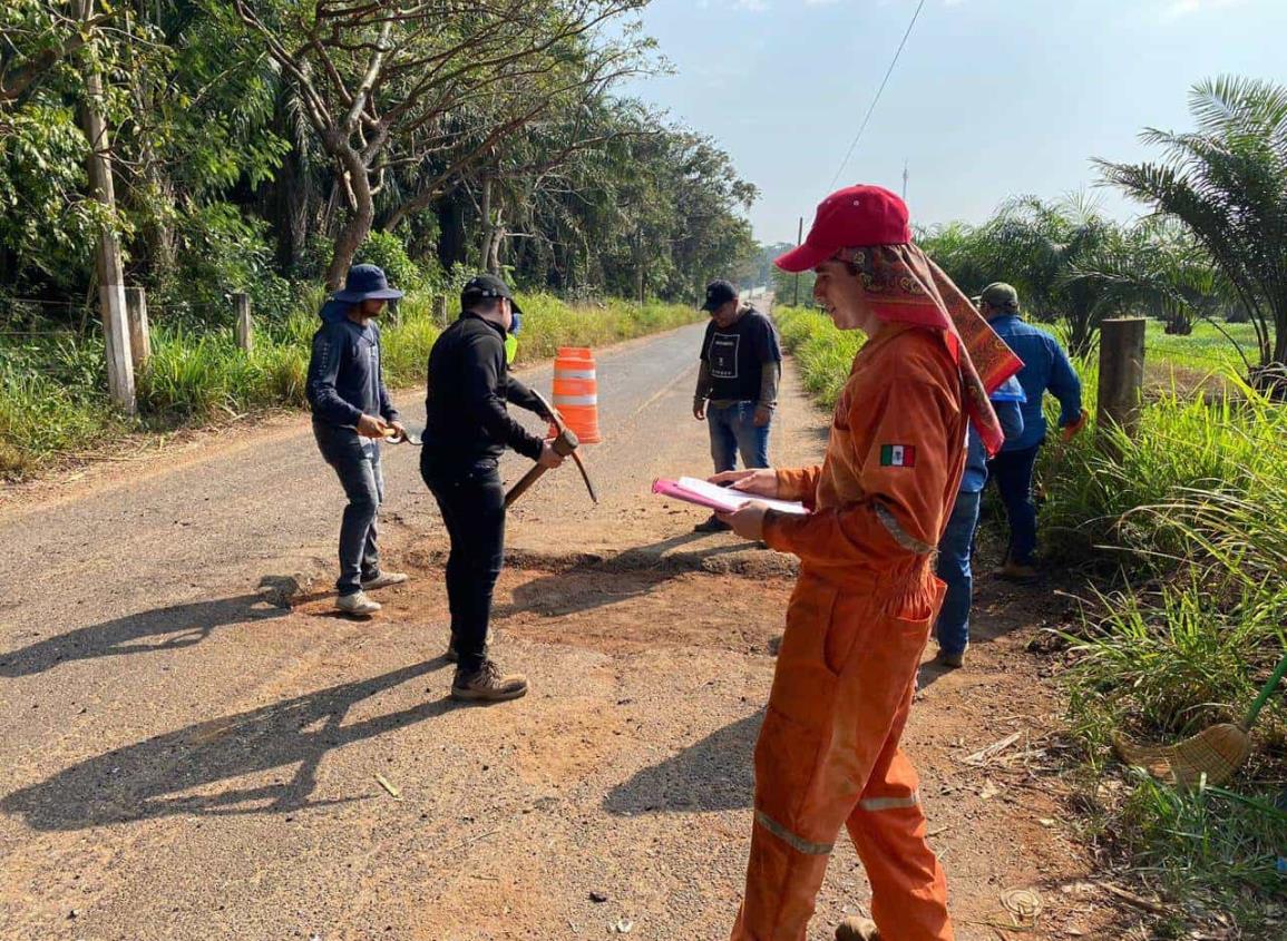 Estudiantes de ingeniería civil ponen en practica conocimiento arreglando carretera estatal