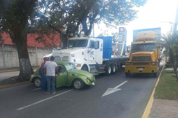 Vochito es impactado y arrastrado por tráiler en bulevar de Ixtaczoquitlán