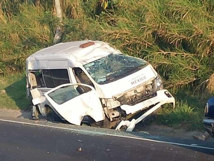 Personal de migración sufre accidente en carretera cercana a Agua Dulce